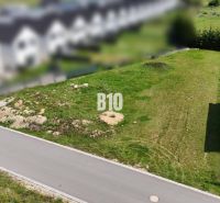 Stavebný pozemok v obci Diaková - Pozemok vhodný na bývanie v Diakovej s prístupovou cestou a okolnou zástavbou.