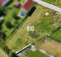Stavebný pozemok v obci Diaková - Stavebný pozemok v Diakovej, vhodný na bývanie, oplotený a pripravený na výstavbu.