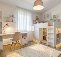 Moderná Novostavba: 4-izbový nízkoenergetický dom v obci Diaková - Detská izba v rodinnom dome s posteľou na poschodí a podlahou s dreveným dekorom.