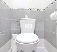 REZERVOVANÉ Štýlový 2-izbový byt s privátnym dvorom v srdci Podhája - Kúpeľňa v 2-izbovom byte s toaletou, obkladaná šedými dlaždicami.