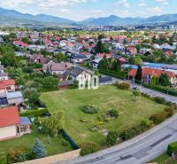 NOVÁ CENA: Prémiový pozemok v najžiadanejšej časti Martina – Stráne! - Letecký pohľad na obytnú štvrť a pozemky v Martine, obklopené pohorím.