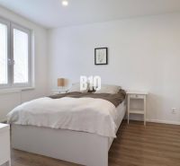 KRÁĽOVSKÝCH 82 m²: Kompletne zrekonštruovaný 3-izbový byt v centre Mar - Svetlá spálňa s podlahou s dreveným dekorom v 3-izbovom byte so vstavanou skriňou.