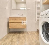 KRÁĽOVSKÝCH 82 m²: Kompletne zrekonštruovaný 3-izbový byt v centre Mar - Kúpeľňa v 3-izbovom byte s práčkou a podlahou s dreveným dekorom.