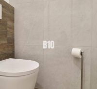 KRÁĽOVSKÝCH 82 m²: Kompletne zrekonštruovaný 3-izbový byt v centre Mar - Kúpeľňa s toaletou a dreveným dekorom v 3-izbovom byte.