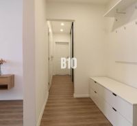 KRÁĽOVSKÝCH 82 m²: Kompletne zrekonštruovaný 3-izbový byt v centre Mar - Chodba 3-izbového bytu s podlahou s dreveným dekorom a úložnými priestormi.