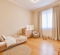 Rodinný dom s rovinatým 10a pozemkom - Detská izba s posteľou, kreslom a komodou, s podlahou s dreveným dekorom.