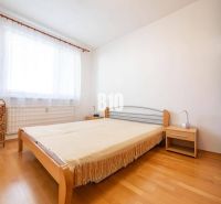 REZERVOVANÉ_Šikovný 2 izb. byt bez investície! Nitra - Klokočina - Spálňa v 2-izbovom byte s posteľou a podlahou s dreveným dekorom.