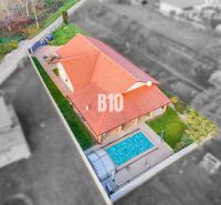 REZERVOVANÉ_Veľký 4,5 izb. RD s bazénom - Nitra, Lužianky - Letecký pohľad na rodinný dom v Nitre s dvomi strechami a bazénom.