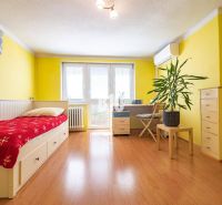 Prerobený 6i rodinný dom, krb a krásna záhrada, TOP lokalita, Zlaté Mo - Žltá izba s posteľou, pracovným stolom a podlahou s dreveným dekorom v rodinnom dome.