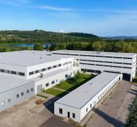 Veľkometrážne VÝROBNÉ HALY v priemyselnej zóne Géňa - Levice - Výrobné priestory v Leviciach s upraveným areálom, obklopené zeleňou a rybníkom.