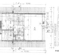 Priestranný rodinný dom s garážou na veľkom pozemku v obci Vlkas - Architektonický plán podkrovia rodinného domu s detailmi izieb a rozmermi.