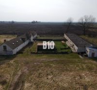 Výhodný hospodársky areál v obci Turá - Výrobné priestory v Ture so staršími budovami, uprostred poľnohospodárskej krajiny.