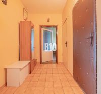 Ideálne rodinné bývanie – 3 izby, balkón, Partizánska - Vstupná hala s dlažbou a zrkadlom v 3-izbovom byte.