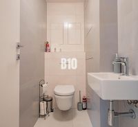 Výnimočný byt s panoramatickým výhľadom na Zobor - Kúpeľňa v 3-izbovom byte s jednoduchými svetlými obkladmi a sanitárnym vybavením.