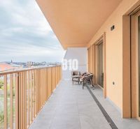 Výnimočný byt s panoramatickým výhľadom na Zobor - Balkón 3-izbového bytu v Nitre s výhľadom na mesto a vonkajším posedením.