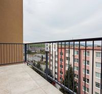 2 IZBOVÝ BYT  V NOVOSTAVBE -  PROJEKT REZIDENCIA SLNEČNÁ - Balkón 2-izbového bytu v Bánovciach nad Bebravou s výhľadom na okolité budovy.