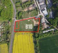 NOVÉ TEPLICE – pripravený developerský projekt | 5 RD / viac bytových  - Letecká snímka pozemkov na bývanie v Trenčianskych Tepliciach, obklopených zeleným prostredím.
