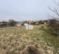 PRESTÍŽNY STAVEBNÝ POZEMOK S PROJEKTOM – ROSINA PRI ŽILINE - Pozemky - bývanie v Rosine s výhľadom na okolitú krajinu a domy.