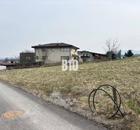 PRESTÍŽNY STAVEBNÝ POZEMOK S PROJEKTOM – ROSINA PRI ŽILINE - Pozemky - bývanie v Rosine s rodinnými domami a prístupovou cestou v miernom svahu.