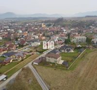 PRESTÍŽNY STAVEBNÝ POZEMOK S PROJEKTOM – ROSINA PRI ŽILINE - Letecký pohľad na rezidenčnú štvrť v Rosine, ideálna pre Pozemky - bývanie.