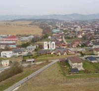 PRESTÍŽNY STAVEBNÝ POZEMOK S PROJEKTOM – ROSINA PRI ŽILINE - Letecký pohľad na obytnú oblasť v Rosine s domami a zeleňou. Pozemky - bývanie.