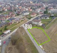 PRESTÍŽNY STAVEBNÝ POZEMOK S PROJEKTOM – ROSINA PRI ŽILINE - Pozemok na predaj, vhodný na bývanie, v obci Rosina, zobrazený z vtáčej perspektívy.
