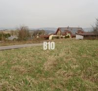 PRESTÍŽNY STAVEBNÝ POZEMOK S PROJEKTOM – ROSINA PRI ŽILINE - Pozemky - bývanie v obci Rosina, trávnatý pozemok s okolím vidieckych domov.