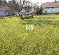 PREDAJ: Pozemok 648m2 Raková - Záhrada s ovocnými stromami obklopená budovami v Rakovej pre Pozemky - bývanie.