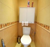 REZERVOVANÉ: 3-izbový byt Čadca,72m2 – komplet rekonštrukcia, stačí sa - Toaleta s béžovými obkladmi a nástennou skrinkou v 3-izbovom byte.