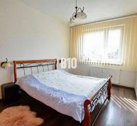 REZERVOVANÉ: 3-izbový byt Čadca,72m2 – komplet rekonštrukcia, stačí sa - Spálňa s manželskou posteľou a podlahou s dreveným dekorom, 3-izbový byt.