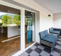Investičný APARTMÁN v centre Terchovej - Balkón s ratanovými kreslami v Terchovej, s výhľadom na 1-izbový byt.
