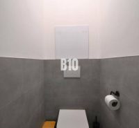 Krásny 3 izbový byt v Žiline- REZERVOVANÉ - Toaleta s dlaždicami, podlaha s dreveným dekorom v 3-izbovom byte.