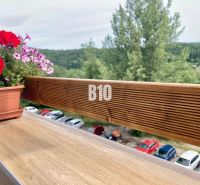 Krásny 3 izbový byt v Žiline- REZERVOVANÉ - Balkón s kvetmi a výhľadom z 3-izbového bytu v Žiline.