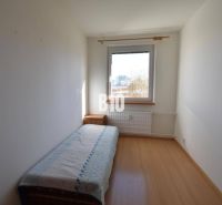 Útulný  5 izbový byt v Žiline s  balkónom - Izba s jednolôžkom, nočným stolíkom a podlahou s dreveným dekorom v 5 a viac izbovom byte.