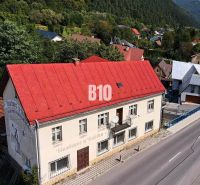 Teraz zľava 30.000 TOP INVESTIČNÁ PRÍLEŽITOSŤ Polyfunkčný objekt na pr - Budova v Belej s červenou strechou na hlavnej ulici obklopená zeleňou a domami.