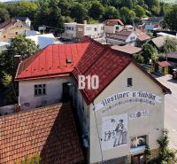 Teraz zľava 30.000 TOP INVESTIČNÁ PRÍLEŽITOSŤ Polyfunkčný objekt na pr - Hostinec v Belej s červenou strechou a nástennou maľbou muža s pivom.