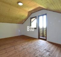 Úplné nová, drevom voňajúca Chata. - Podkrovná izba s dreveným obložením a podlahou v Chate pri Bytči.