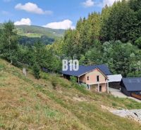 Nová, stavba rodinného domu pri lyžiarskom stredisku - Trenčiansky kra - Rodinný dom situovaný v údolí s lesmi a kopcami. Pôvabná prírodná scenéria.