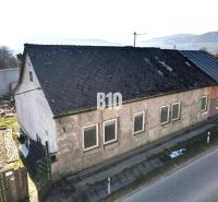 Rodinný dom na rekonštrukciu, 660m2 pozemok. - Rodinný dom v Bytči s opotrebovanou strechou a omietkou, vedľa hlavnej cesty.