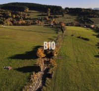 Slnečný pozemok s krásnym výhľadom, 1375m2. - Zeleň a lúky v Pozemkoch - bývanie v Petroviciach, obklopené stromami a kopcami.