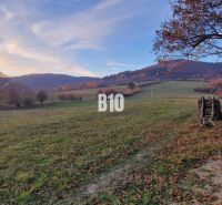 Slnečný pozemok s krásnym výhľadom, 1375m2. - Krajina s pastvinami a stromami, ideálna pre pozemky a bývanie v prírode.