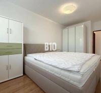 ZNÍŽENÁ CENA 3 izbový MEZONET v obľúbenej lokalite sídliska Juh | Tren - Svetlá izba v Rekreačnom apartmáne s posteľou, šatníkovými skriňami a podlahou s dreveným dekorom.