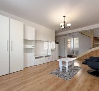 ZNÍŽENÁ CENA 3 izbový MEZONET v obľúbenej lokalite sídliska Juh | Tren - Obývačka v Rekreačnom apartmáne s bielym nábytkom a podlahou s dreveným dekorom.