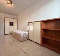 ZNÍŽENÁ CENA 3 izbový MEZONET v obľúbenej lokalite sídliska Juh | Tren - Svetlá miestnosť v Rekreačnom apartmáne s posteľou, skriňou a policovou zostavou.