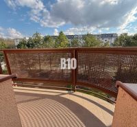 ZNÍŽENÁ CENA 3 izbový MEZONET v obľúbenej lokalite sídliska Juh | Tren - Výhľad z balkóna v Rekreačnom apartmáne na Halalovke v Trenčíne, obklopený stromami.