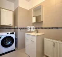 ZNÍŽENÁ CENA 3 izbový MEZONET v obľúbenej lokalite sídliska Juh | Tren - Kúpeľňa s práčkou, umývadlom a skrinkami v Rekreačnom apartmáne.