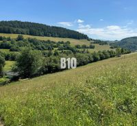 Slnečný stavebný pozemok Dolný Vadičov 7321m2 - Rozľahlá krajina pri Dolnom Vadičove s trávnatými pozemkami na bývanie v objatí prírody.