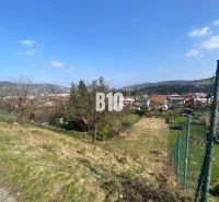 Slnečná záhrada v obci Radoľa na predaj - Trávnatý pozemok v Radoľa s výhľadom na okolie a domy, ideálny pre bývanie.