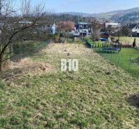 Slnečná záhrada v obci Radoľa na predaj - Pozemky - bývanie v Radoľi, zasadené v malebnej krajine s rodinnými domami.