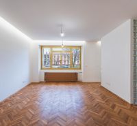 NA PREDAJ štýlový byt v centre Nitry  - Obývacia izba v 3-izbovom byte s oknom a podlahou s dreveným dekorom.